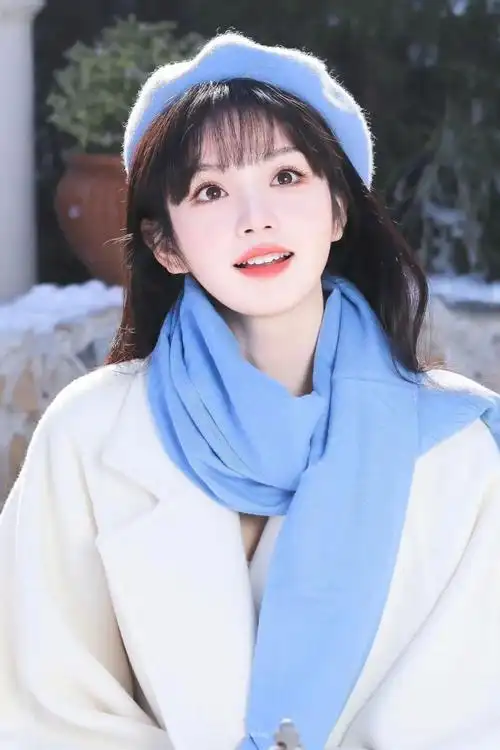 田曦薇新照曝光,撑伞漫步雪中,冬日女友氛围感爆棚!