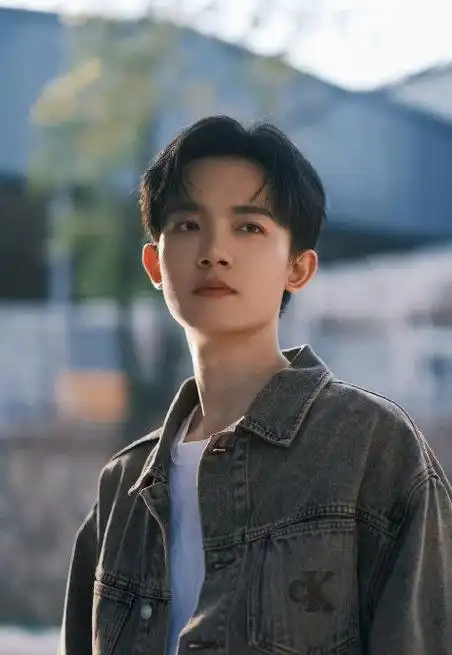 李明德春日随拍,少年感满满,绝美侧颜气质出众|李明德|春日_新浪新闻