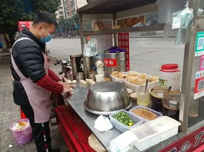 找了几天的南充锅盔夹凉粉昨天终于梦想成真