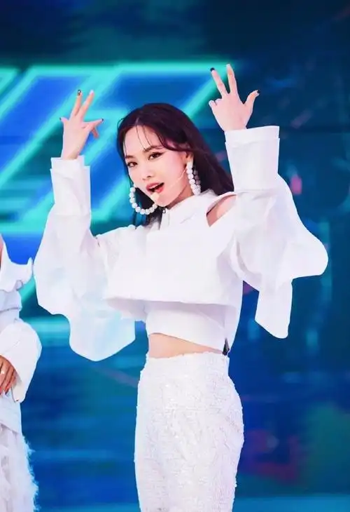 "浪姐"王霏霏终于迎来第一名!舞台造型又a又美,33岁气场大开