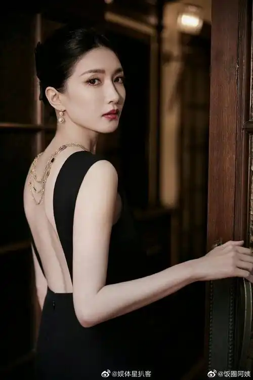 了桃花坞的太阳有多大,在王鹤棣防晒失败后,江疏影的手也变成了渐变色