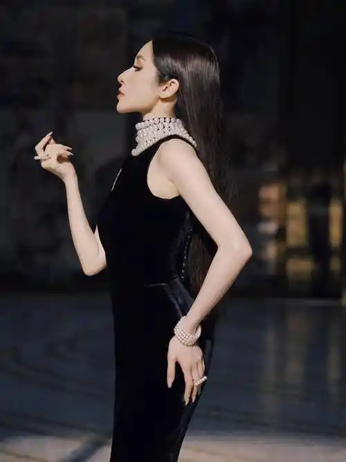 39岁萧亚轩展现无与伦比的性感魅力,绝代风华再现!