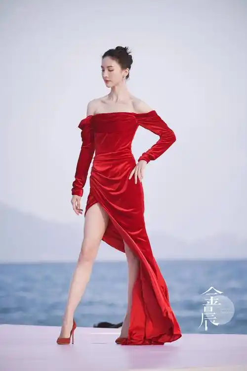金晨红裙开衩,35 岁女人味场景穿搭,美到开挂