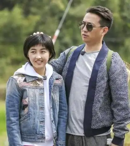 黄磊和张子枫拥抱,有谁注意到他的手放哪?网友:一看就是亲爸