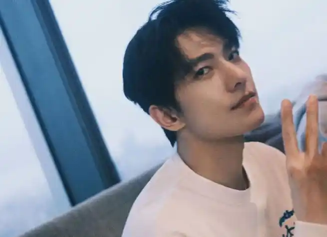 真不愧是杨洋连生活照都这么出片要是能嫁给杨洋让我住别墅开豪车我也