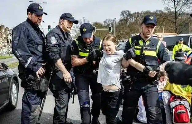 环保少女格蕾塔又被逮捕被荷兰警察带走这已是她第4次被抓捕