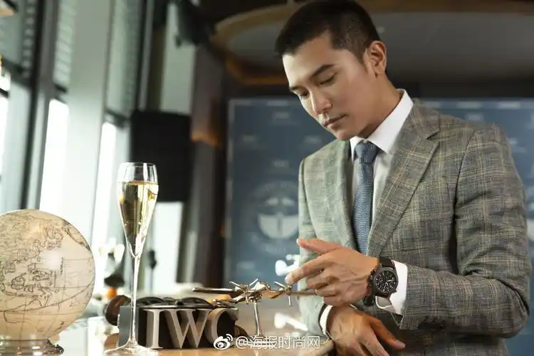 演员@邱泽日记 受邀亮相品牌活动,一袭浅色系的格纹西装气质尽显