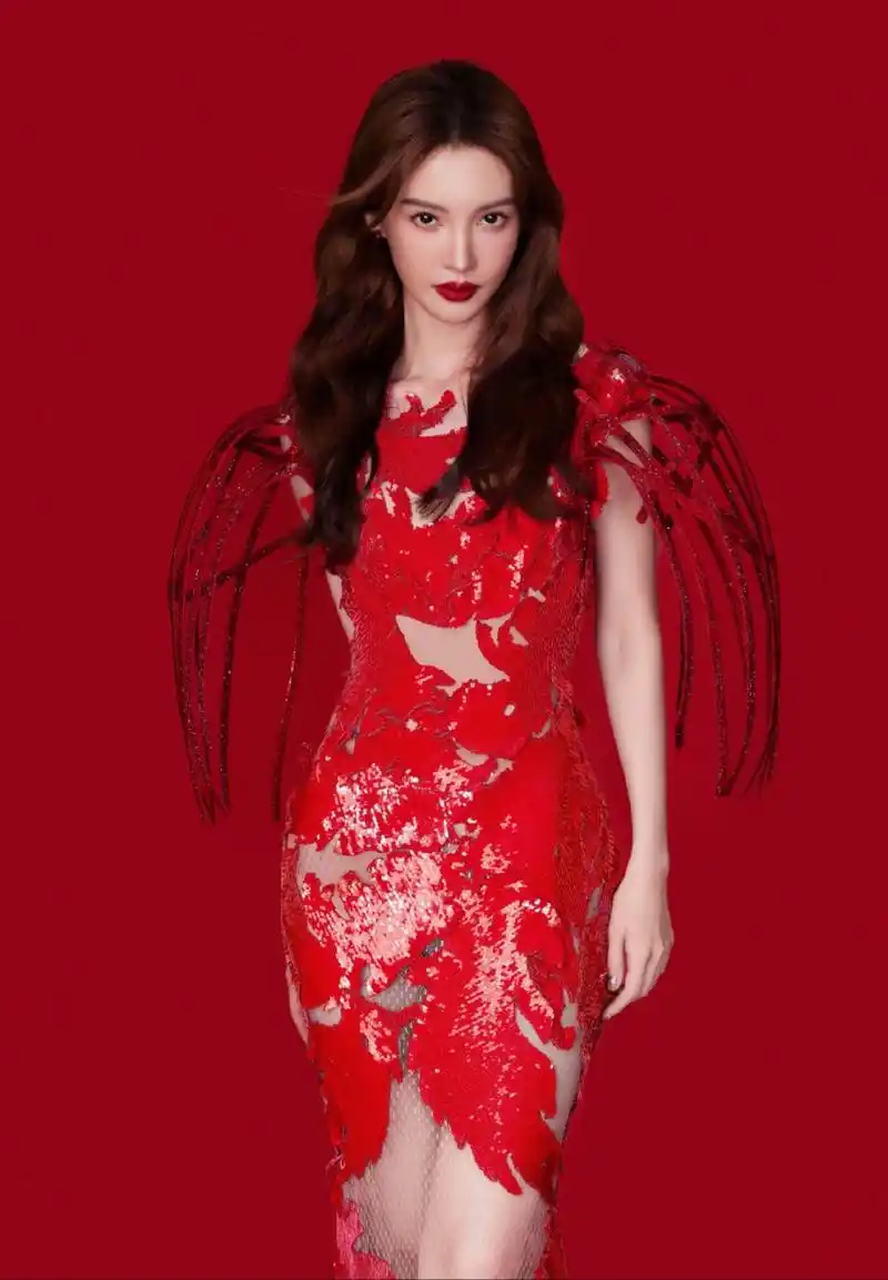 金晨镂空旗袍大赏,性感美腿与白皙皮肤好迷人,满满的诱惑力!