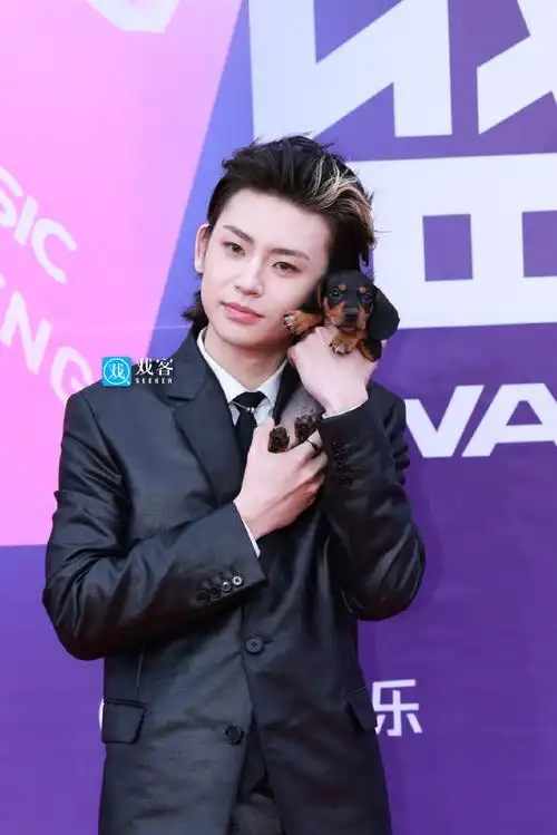 小鬼抱朋克小狗走红毯##小鬼红毯上遛狗#双倍可爱暴击 lilghost在