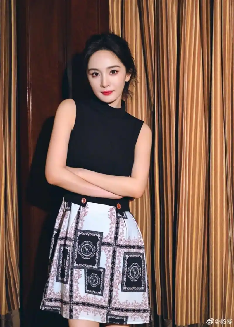 杨幂制服卷发# 杨幂#哈尔滨一九四四# 67剧照流出,制服卷发确实