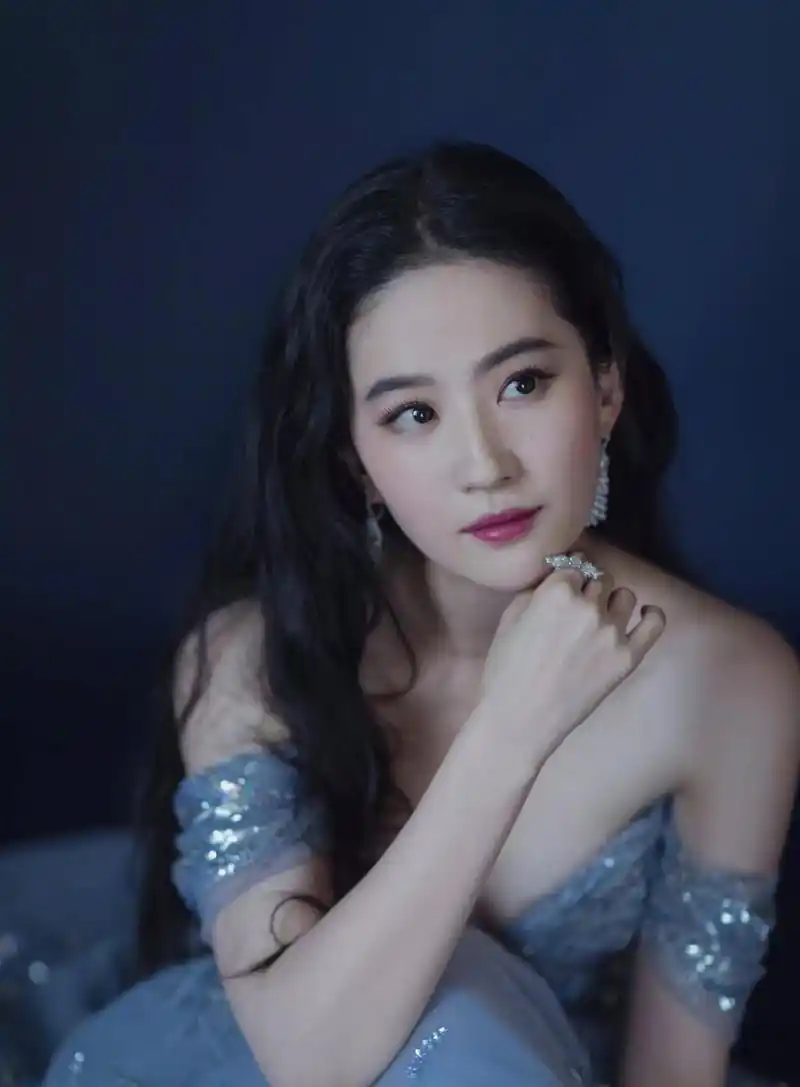 刘亦菲在娱乐圈的地位是什么样子的? 娱乐圈有一种人是永远不会过气的