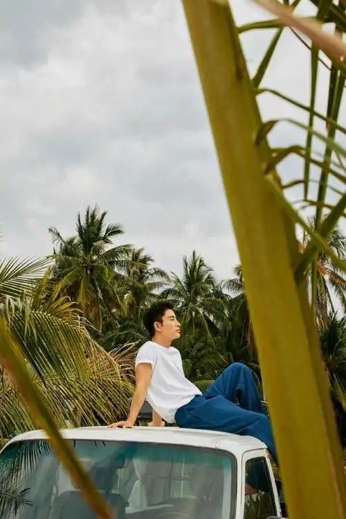 贾乃亮写真大片释出泛舟湖上轻松惬意