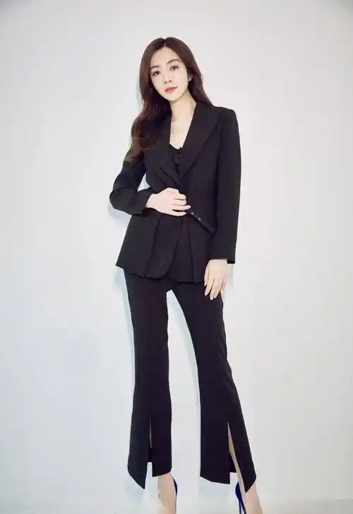 原创王晓晨也是微胖女神身穿一袭粉色抹身材裙气质全开端庄优雅