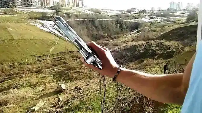 这支后坐力偏大的手枪男孩子都认识老外对它又爱又恨枪名你懂