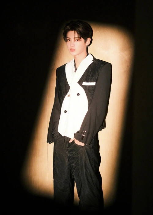 黄明昊黑白撞色西装,聚焦立体俊逸五官,光影交织氛围感拉满