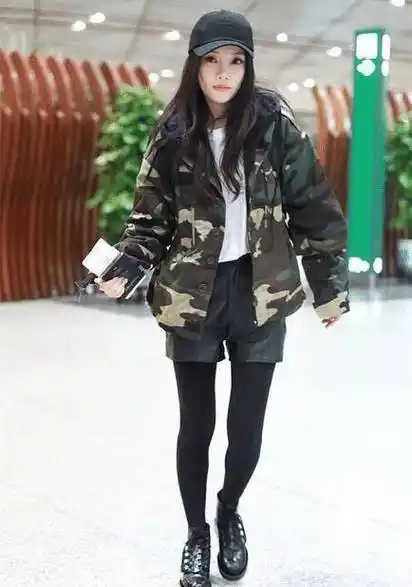 李小璐真敢"作妖",红色"液体裤"配高跟鞋,硬凹出162cm身高_白色_黑色