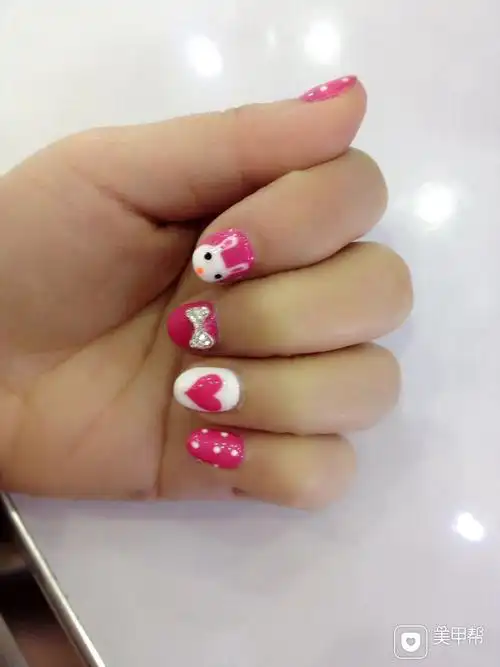 圆形可爱粉短指甲款式美甲图片