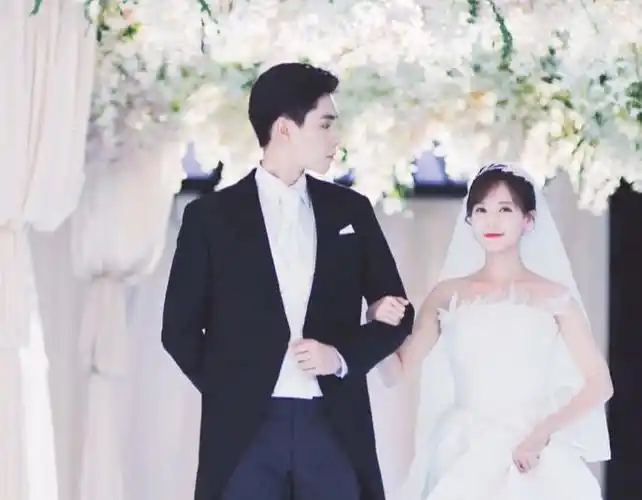 杨紫李现胡一天李一桐婚纱照流出两位新娘对比过于明显了