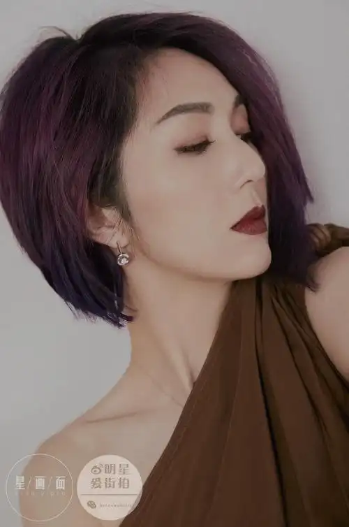 杨千嬅最新时尚大片曝光,她依然是那个留着标志性紫色短发,有着明媚