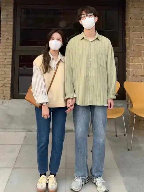 高颜值情侣穿搭153cm女生和180cm男友亲密互动这画面太有爱