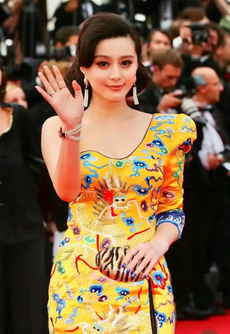 范冰冰的经典龙袍造型,龙袍被大英国家历史博物馆永久收藏,该造 - 抖