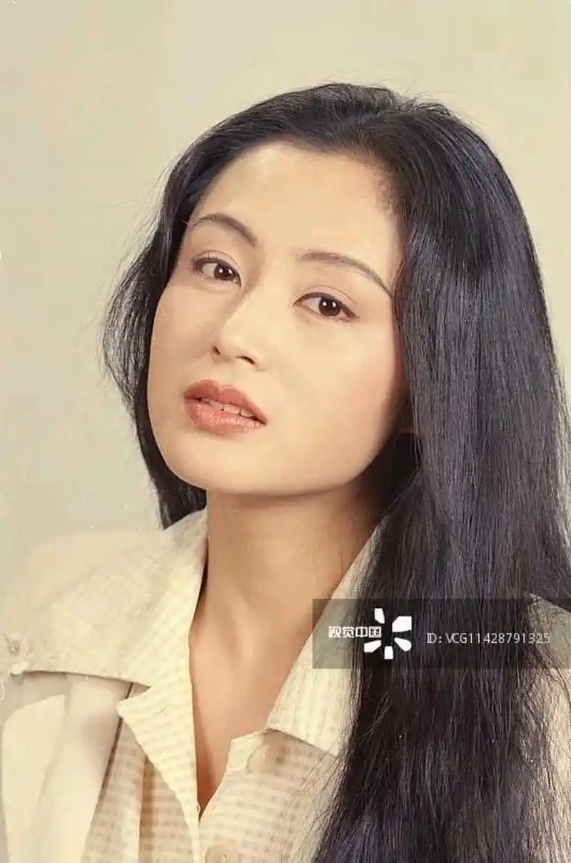 倪萍这张照片,从脸型到五官上看都十分像陈红,甚至气质上都有几分相似