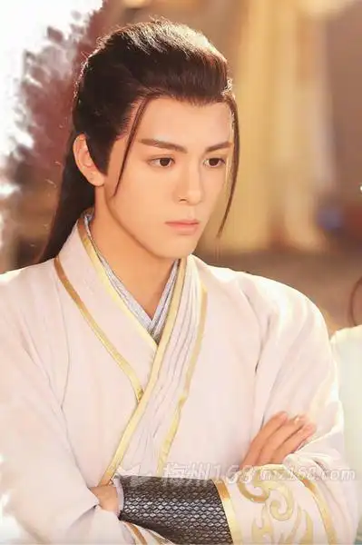 曾舜晞示范千年面膜美容计   作为该剧"幽默值max"的人物,曾舜晞所