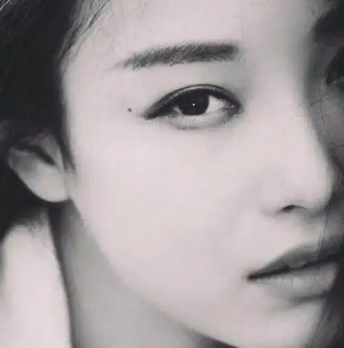 五位有泪痣明星:热巴娜扎妩媚,权志龙白敬亭更添阳光,她的泪痣最有