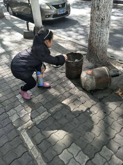 大家要爱护环境哦,果皮纸屑不乱扔,我是小小环卫工*^o^*