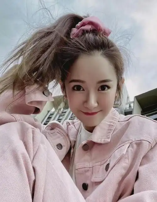 陈赫老婆张子萱也太少女了吧一身粉造型比学生都显嫩真活力