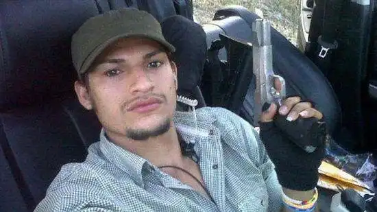 炫耀钱财展示武器 墨西哥毒贩晒"坏男人"自拍照(组图)