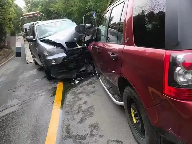 宝马和路虎猛烈对撞!浙江两位车主下车后蒙了:本想轻轻擦一下的