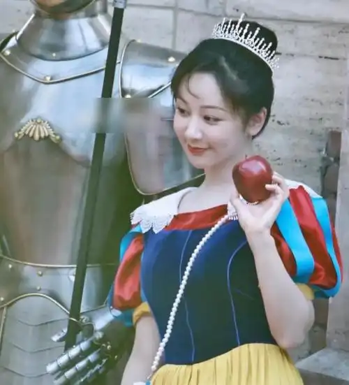 参加综艺节目萌探杨紫白雪公主造型不错粉丝感叹太真实