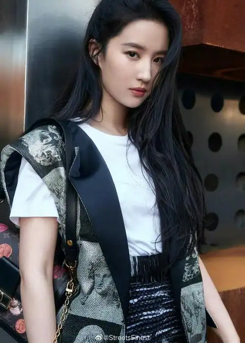 刘亦菲最新时尚大片优雅与英气并存么么哒