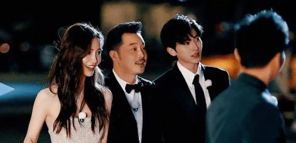 杨颖的出场依旧很惊艳,整个人状态非常好,旁边的沙溢和蔡徐坤也是如此