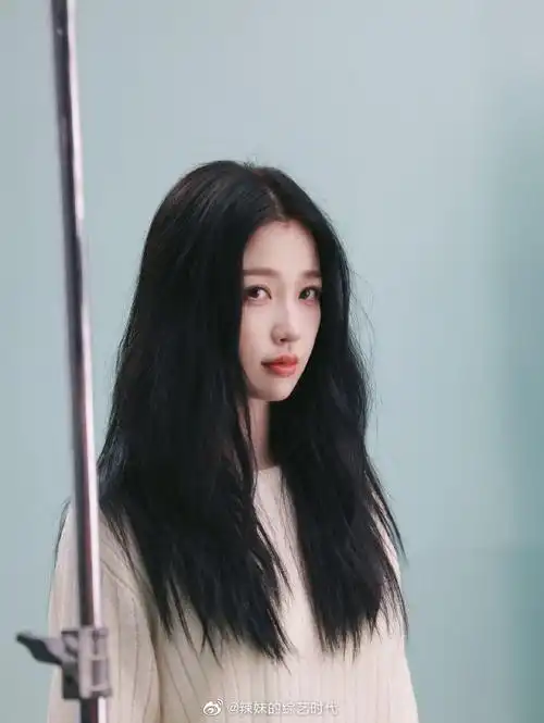 虞书欣卷发黑裙造型##虞书欣卷发侧拍照