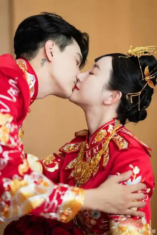 董力晒张檬金恩圣婚礼现场照称献出自己婚庆首演