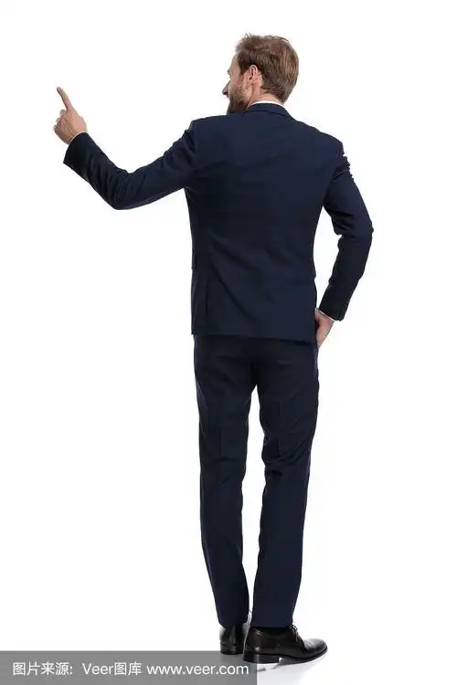 微笑的商人在深蓝色西装指着一边