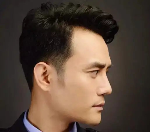 所以说这一种三七分式刘海的男生鬓角发型就是极不错的,短短的鬓角