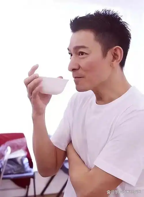 近日,刘德华显得特别忙碌,先是在各大直播宣传主演电影.