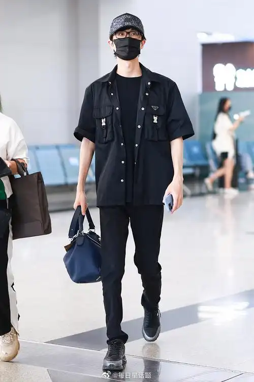 2022年8月12日,湖南长沙,许嵩黑色系穿搭现身黄花机场.#许嵩#许嵩超话