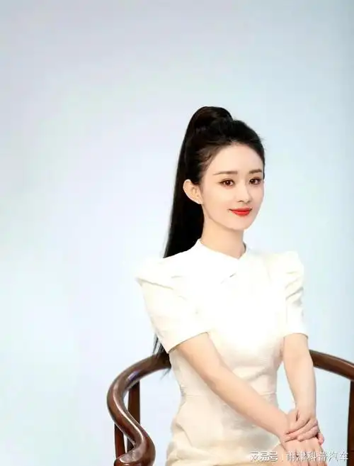 赵丽颖国庆营业照, 头扎长发高马尾, 身穿牙白色旗袍端庄又美丽.