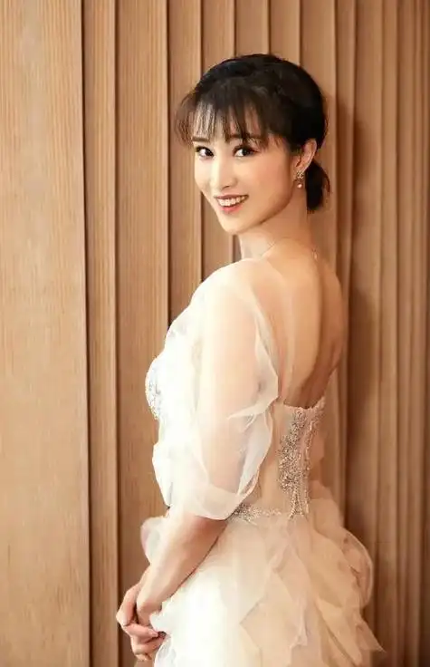 随着时间的推移,刘之冰和刘思博的爱护与关心,以及他们对奚望的包容