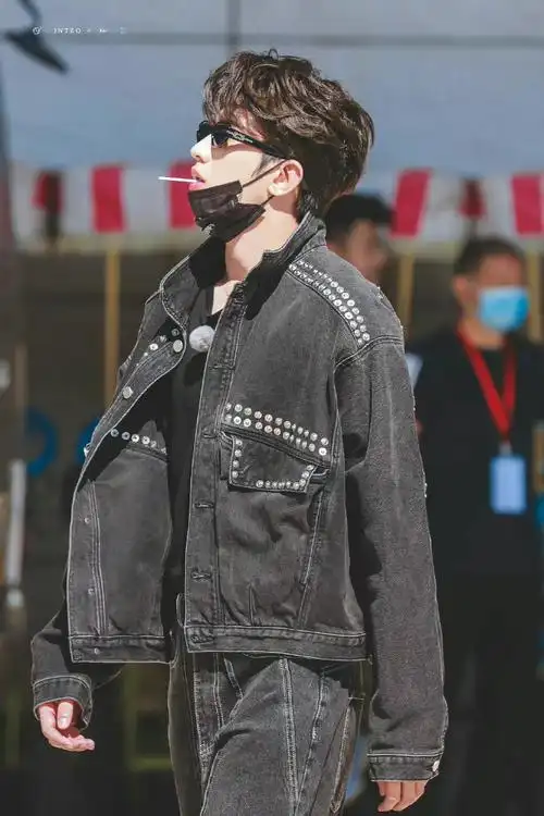 蔡徐坤奔跑吧黑牛仔套装造型