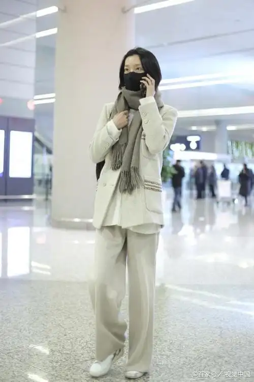 超模杜鹃穿搭衣身白色套装,走出自然熟女风