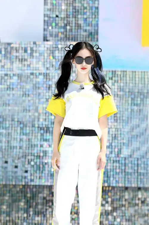 杨颖录制奔跑吧路透学生装搭配蓝色蝴蝶结发带清纯可人