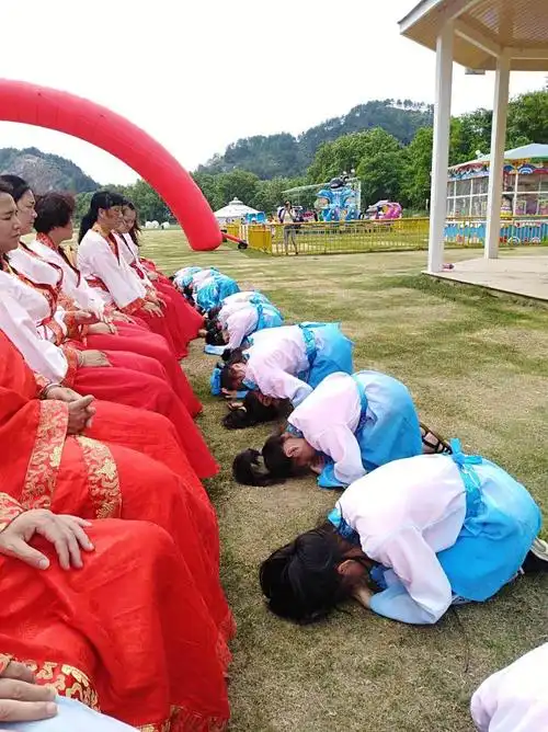 这是活动最感人的环节,同学们效仿古人向爸爸妈妈或爷爷奶奶行叩拜礼