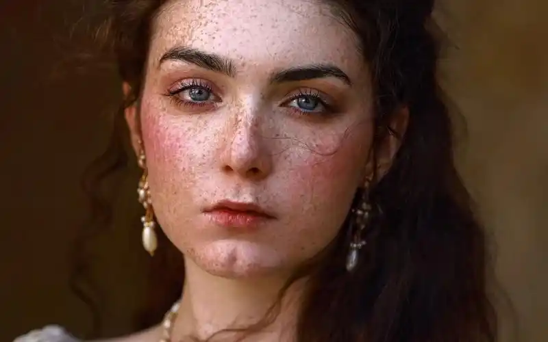 中世纪风格贵妇穿着写真小姐姐的雀斑脸也太高级了吧