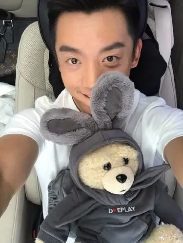 9月26日,郑恺晒自拍可爱漂亮帅气迷人正直善良,还调戏粉丝谁要兔子.