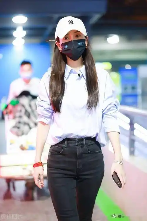 杨颖穿着衬衫牛仔裤低调现身机场,纤细身影仍似二八少女